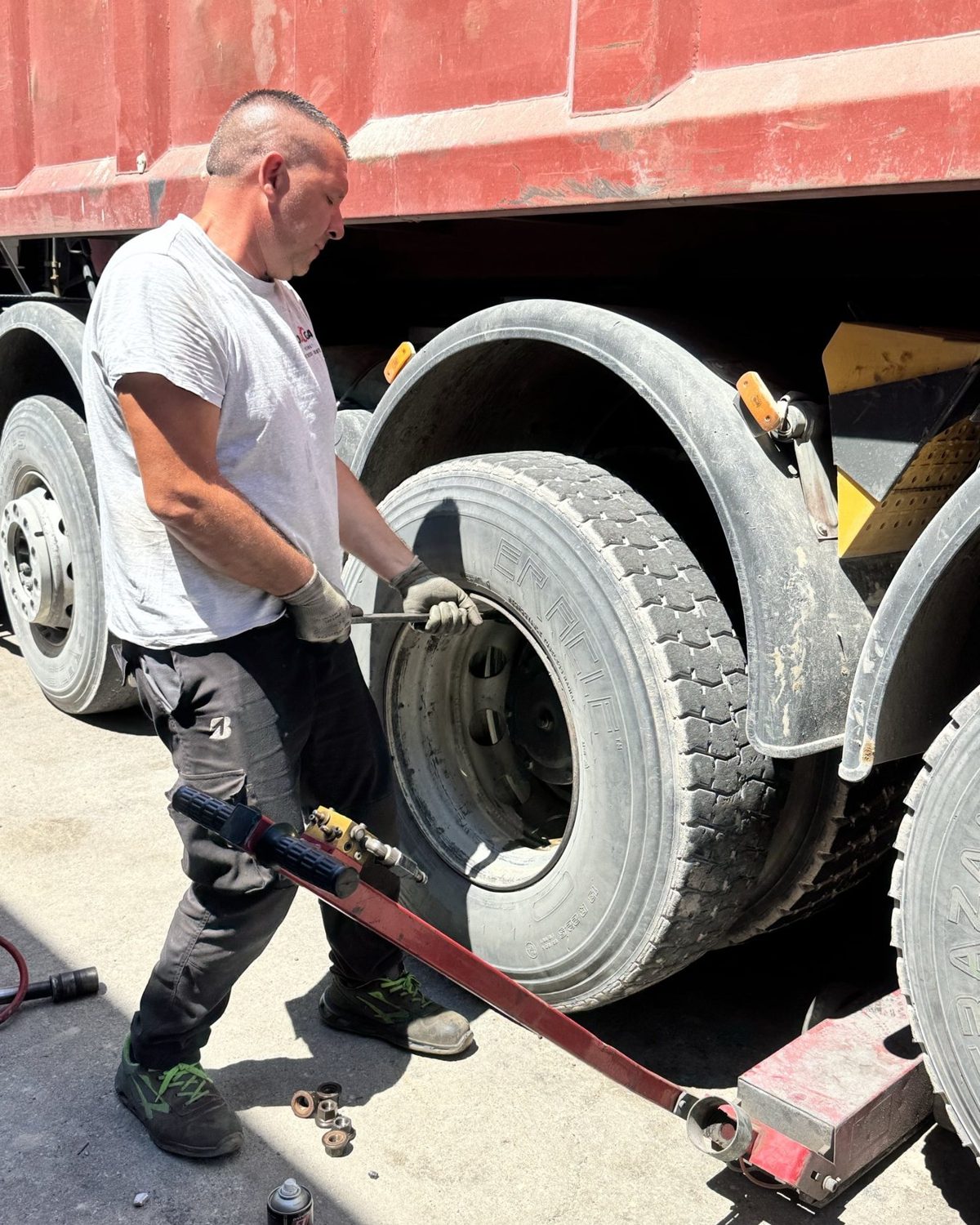 Tecnico Bologna Pneumatici smonta la ruota di un camion con l'avvitatore