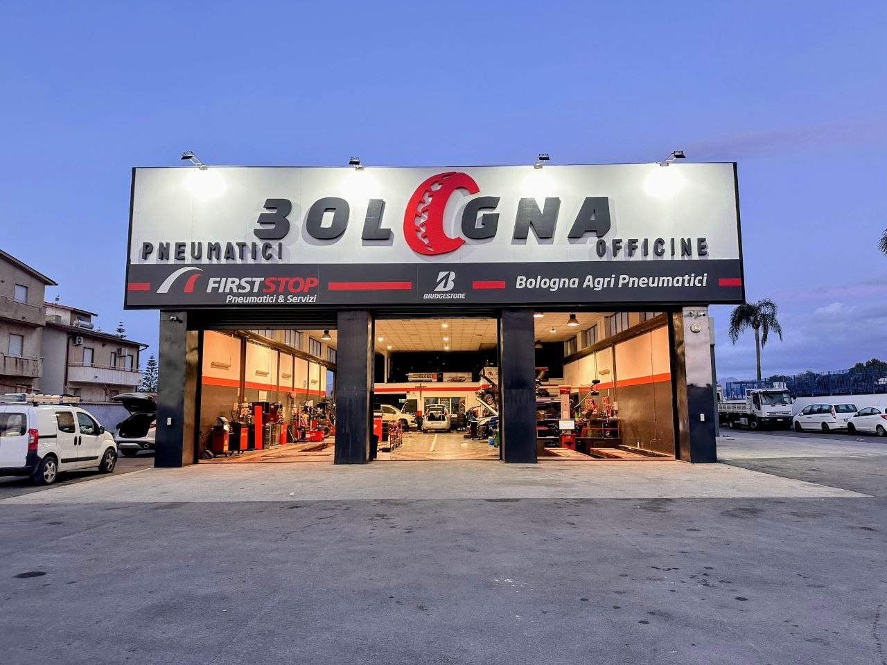 Facciata dell'officina Bologna Pneumatici a Partinico con insegna First Stop Bridgestone