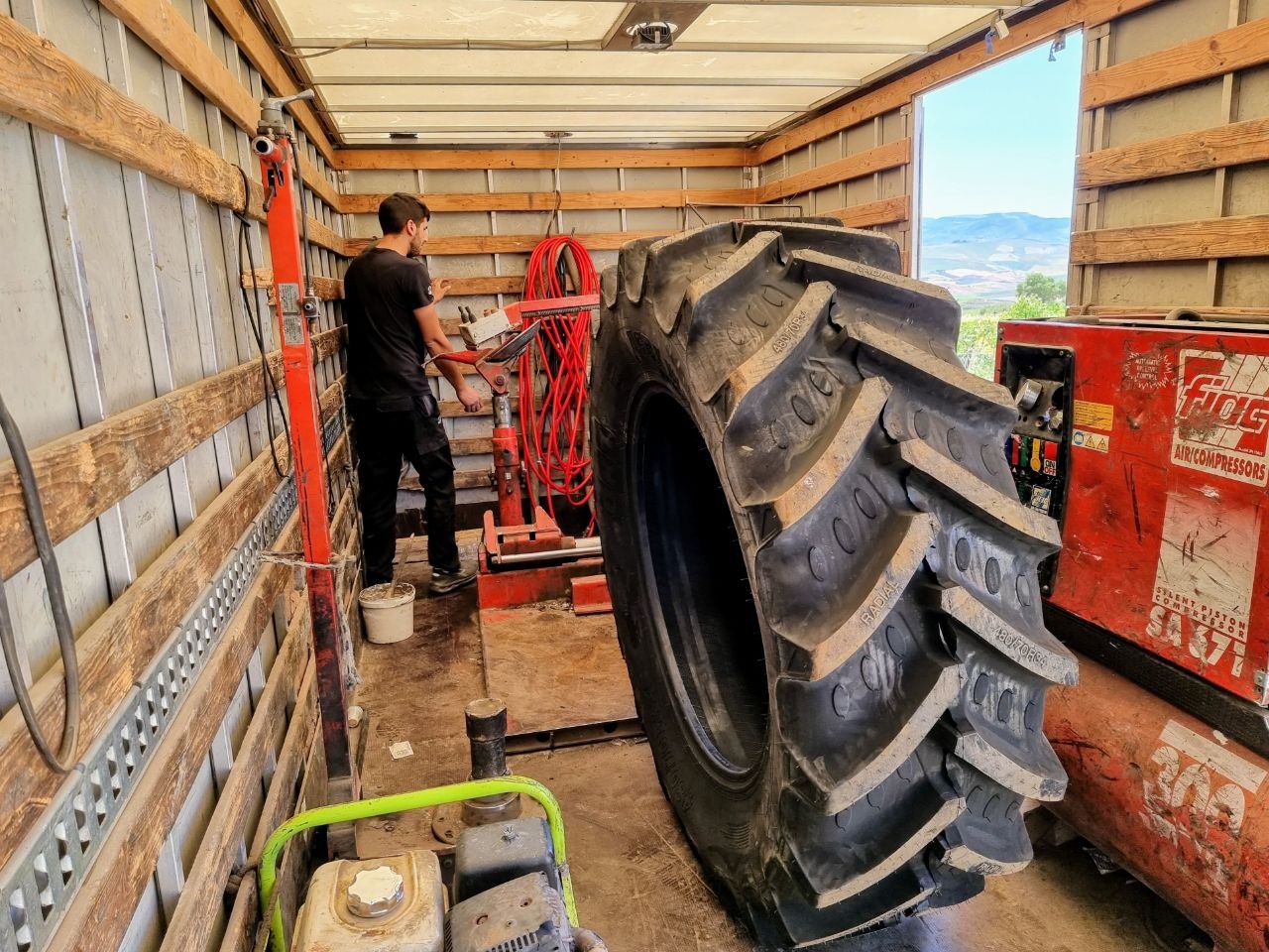 Tecnico Bologna Pneumatici con uno pneumatico agricolo sul furgone attrezzato per il servizio a domicilio