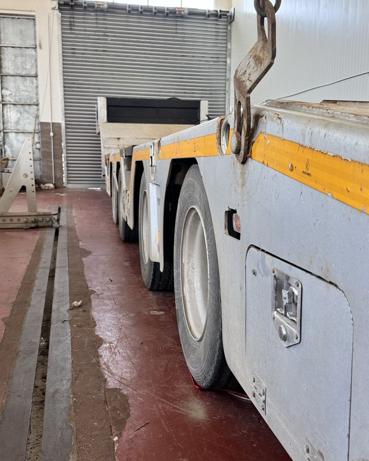 Semirimorchio nella corsia per mezzi pesanti dell'officina Bologna Pneumatici